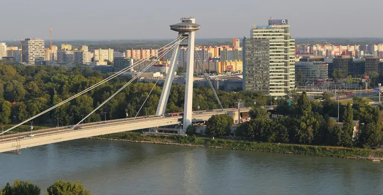 Most SNP s vyhliadkou UFO nad Dunajom v Bratislave